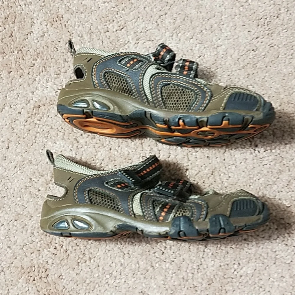 Kids brown water shoes